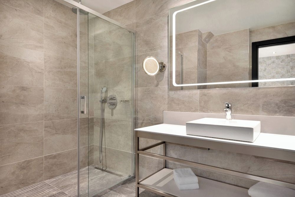 חדר רחצה – Wyndham Grand Tbilisi