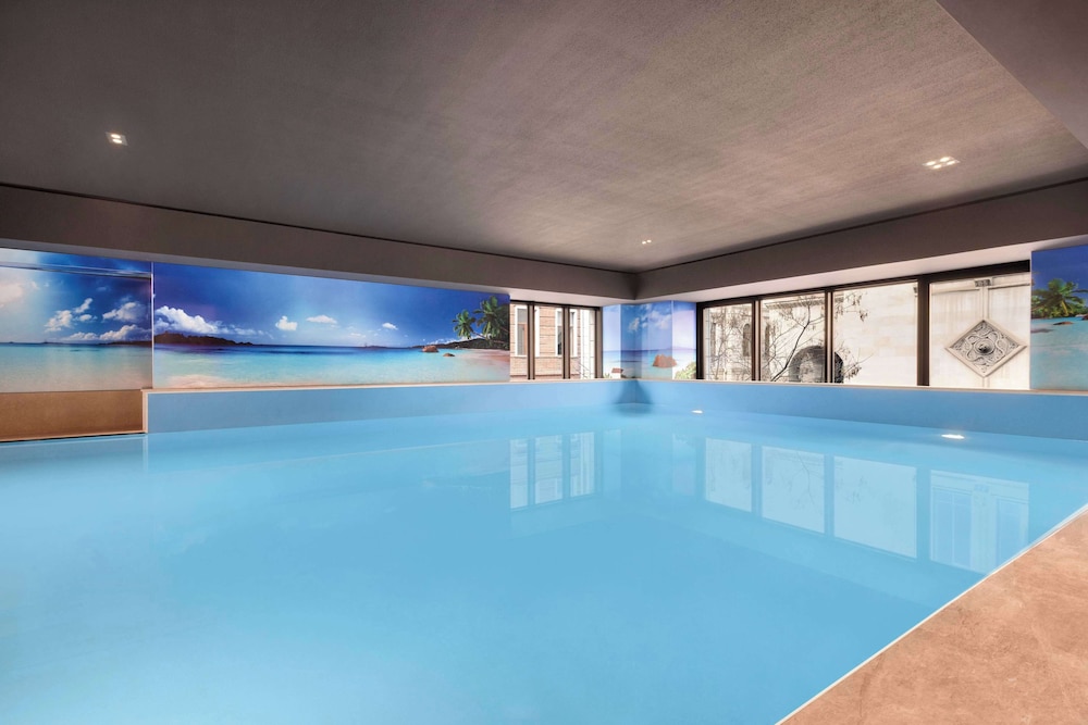 בריכה מקורה – Wyndham Grand Tbilisi