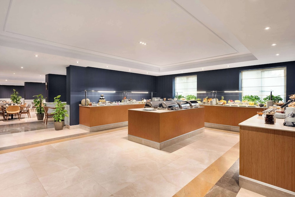 מזנון ארוחת הבוקר – Wyndham Grand Tbilisi