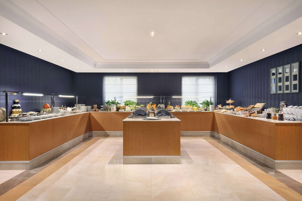 אזור מזנון ארוחת הבוקר – Wyndham Grand Tbilisi