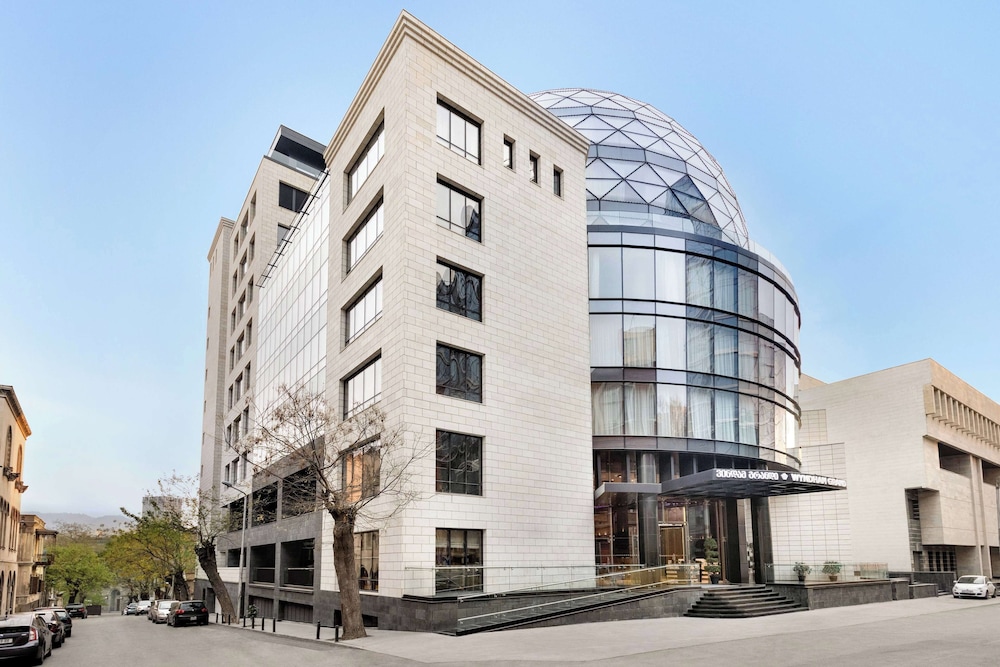 חזית המלון ביום – Wyndham Grand Tbilisi
